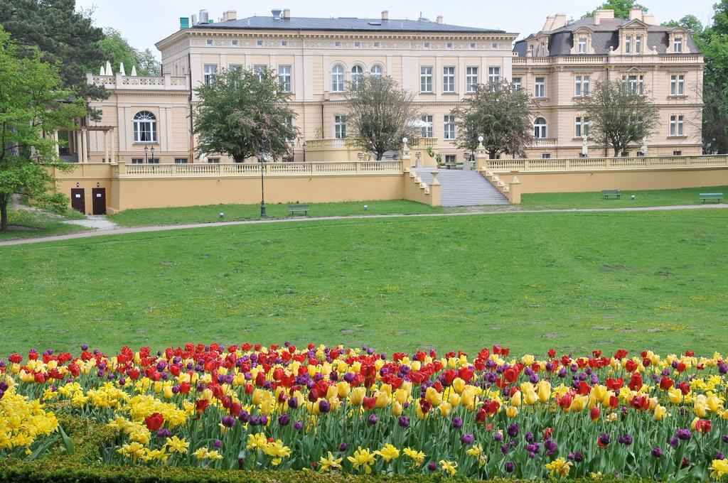 Zespol Palacowo-Parkowy W Ostromecku Bed & Breakfast Ostromecko Exterior photo